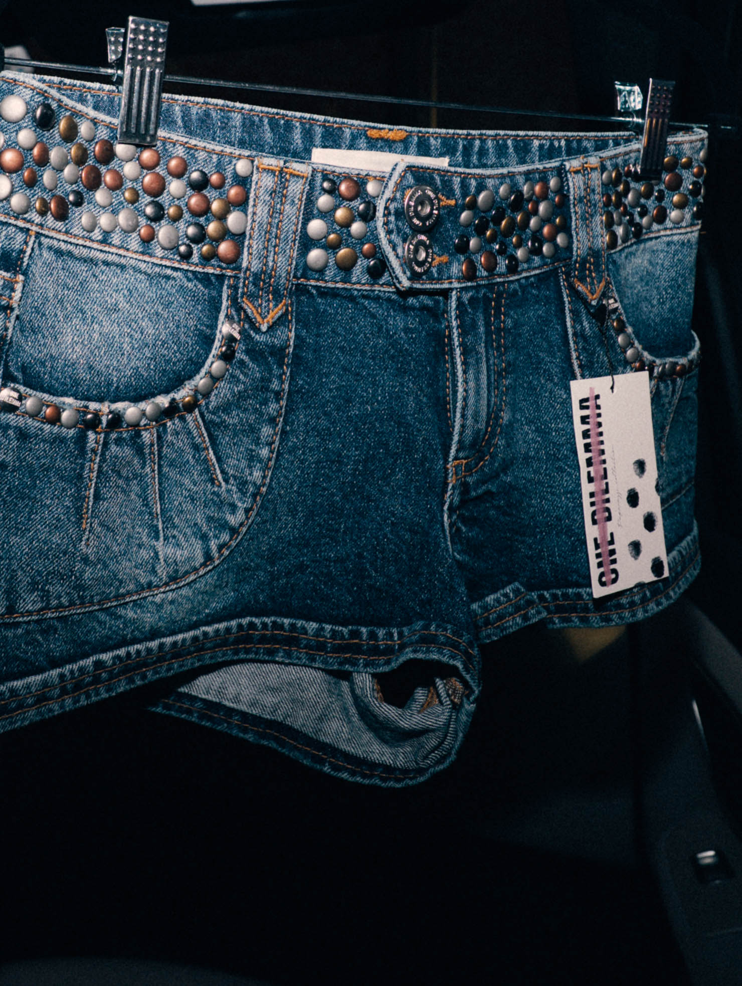SHORT COLOR STUDS